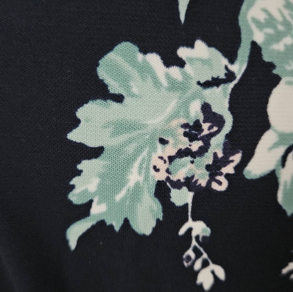 NWOT Ann Taylor Women's Dark Blue Floral Sleeveless V-neck Tank - Picture 4 of 6